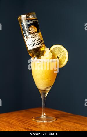 Beergerita. Cocktail alla birra e alla margarita. Tequila, succo di limone, succo d'arancia e sale. . Cocktail al bar in legno Foto Stock