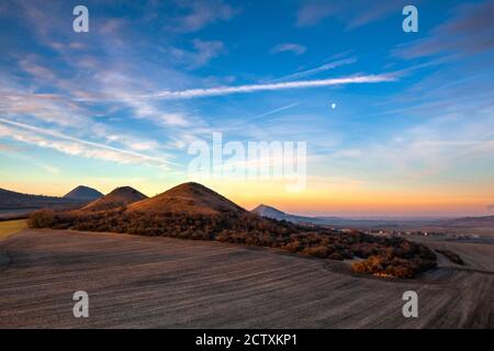 Sunrise in Boemia centrale Highlands, Repubblica Ceca. Boemia centrale Uplands è una catena montuosa situata nella Boemia settentrionale. La gamma è di circa 8 Foto Stock