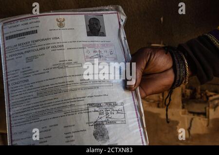 Città del Capo Sud Africa 24 settembre 2020 Kabengele Nsenda dalla RDC in fuga dalla violenza xenofoba mostra i suoi documenti a Città del Capo, il prim del Sud Africa Foto Stock