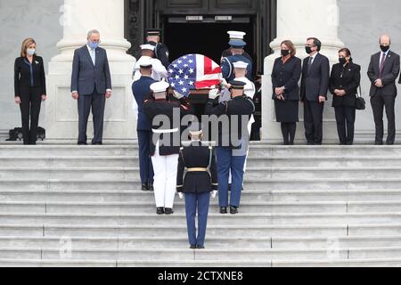 Washington, Stati Uniti. 25 Settembre 2020. Il cofanetto con bandiera che porta giustizia Ruth Bader Ginsburg, morto il 18 settembre, portato da una guardia militare d'onore dei servizi congiunti, arriva sul fronte Est del Campidoglio degli Stati Uniti per mentire in stato venerdì 25 settembre 2020 a Washington, DC.(Photo by Oliver Contreras/SIPA USA) Credit: Sipa USA/Alamy Live News Foto Stock