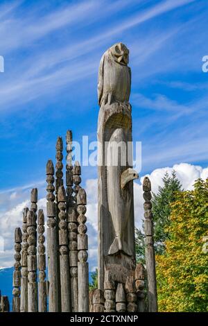 Parco giochi degli dei, totem giapponesi, Kushiro Park, Burnaby Mountain, British Columbia, Canada Foto Stock