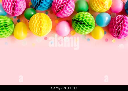 Palloncini rosa su sfondo rosa pastello. Compleanno, concetto di vacanza.  Vista dall'alto Foto stock - Alamy