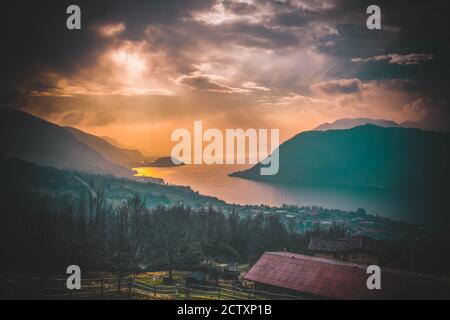 fantastico paesaggio del lago d'iseo Foto Stock