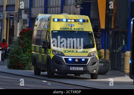 West Midlands Ambulance Service paramedici assistere a un incidente nel Birmingham City Centre, Regno Unito, su Corporation Street Foto Stock