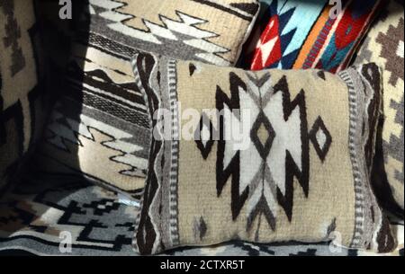 Una selezione di cuscini realizzati con coperte di lana Navajo indigene-americane in vendita in un negozio a Santa Fe, New Mexico. Foto Stock