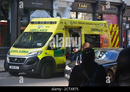 Servizio di ambulanza delle West Midlands sulla Colmore Row di Birmingham, che tratta un uomo detenuto dalla polizia per violenza Foto Stock