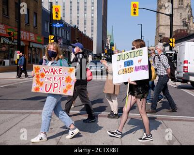 Ottawa, Canada. 25 settembre 2020. Global Climate Strike ospitato da Fridays per Future Ottawa. Chiamata di gruppo per azioni immediate, con un messaggio diretto. I gruppi sono stati indirizzati in piccoli gruppi a intersezioni chiave intorno al centro della città, in piccole tasche di meno di 25 persone di dimensioni per rispettare le regole limite di raccolta all'aperto in atto a Ottawa a causa della pandemia. Credit: Meanderingemu/Alamy Live News Foto Stock