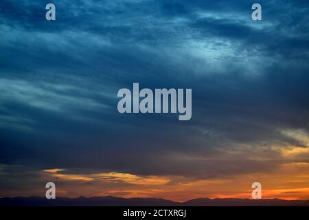 Splendido tramonto sulle montagne (Listvyanka, Russia) Foto Stock