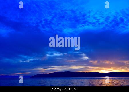 Tramonto fantasy viola sul lago Baikal (Listvyanka, Russia) Foto Stock