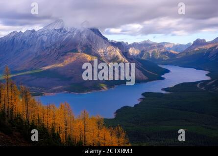 Formazione di ghiaccio Lago superiore Kananaskis Lago, Kananaskis, Alberta, Canada Foto Stock