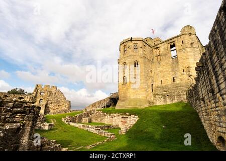 Il 14 ° secolo conservare e le mura del castello di Warkworth in Northumberland, Inghilterra, Regno Unito Foto Stock