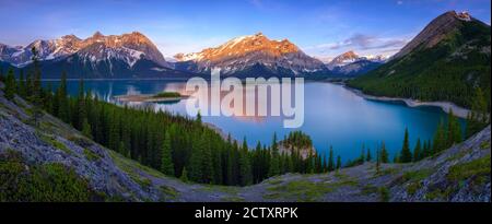 Vista panoramica del lago Kananaskis superiore, Kananaskis, Alberta, Canada Foto Stock