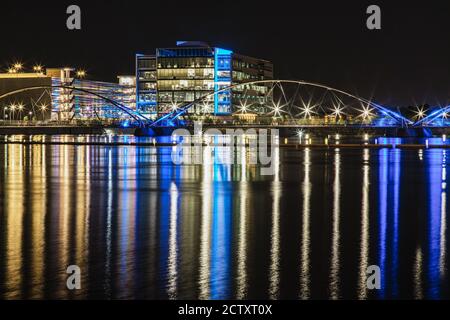 Riflessioni del ponte pedonale nel lago di Tempe Town Foto Stock