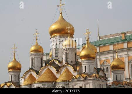 Cupole a cipolla d'oro della Cattedrale dell'Annunciazione nel Cremlino, Mosca, Russia Foto Stock