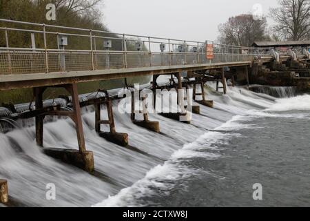 Esposizione temporizzata dell'acqua che cade su Abingdon Weir, Oxfordshire, Inghilterra Foto Stock