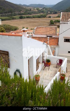 Vista elevata di una casa con balcone nel villaggio di Bordeira, nel comune di Aljezur, in Algarve, Portogallo. Foto Stock