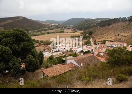 Vista elevata del villaggio di Bordeira, nel comune di Aljezur, in Algarve, Portogallo. Foto Stock