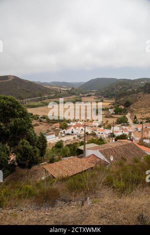 Vista elevata del villaggio di Bordeira, nel comune di Aljezur, in Algarve, Portogallo. Foto Stock