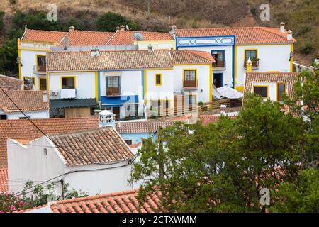 Vista elevata del villaggio di Bordeira, nel comune di Aljezur, in Algarve, Portogallo. Foto Stock