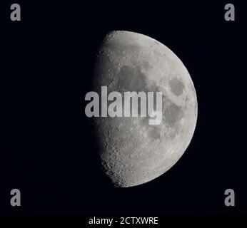 Londra, Regno Unito. 25 settembre 2020. 65% illuminato ceretta gibbosa Luna bassa nel cielo meridionale su Londra in una serata limpida e fresca. Credit: Malcolm Park/Alamy Live News. Foto Stock