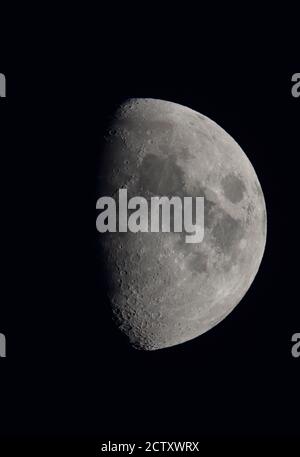 Londra, Regno Unito. 25 settembre 2020. 65% illuminato ceretta gibbosa Luna bassa nel cielo meridionale su Londra in una serata limpida e fresca. Credit: Malcolm Park/Alamy Live News. Foto Stock