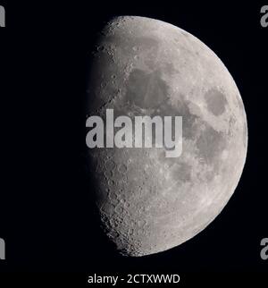 Londra, Regno Unito. 25 settembre 2020. 65% illuminato ceretta gibbosa Luna bassa nel cielo meridionale su Londra in una serata limpida e fresca. Credit: Malcolm Park/Alamy Live News. Foto Stock