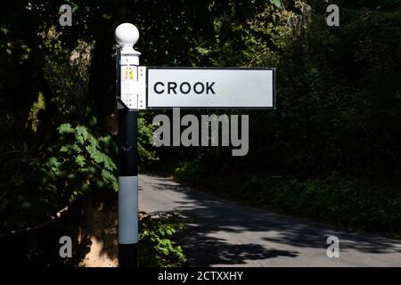 Insolito segnale stradale per il villaggio di Crook nel Lake District, Cumbria, Regno Unito il 20 settembre 2020 Foto Stock