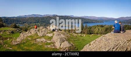 Vista panoramica sul lago Windemere dalla cima di Brent è caduto con gli escursionisti godendo la vista nel Lake District, Cumbria, Regno Unito il 20 settembre 2020 Foto Stock