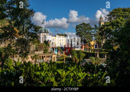 Una vista sul pittoresco villaggio di Portmeirion nel Galles del Nord, Regno Unito. Foto Stock