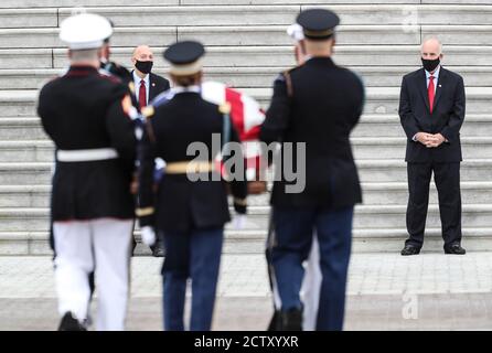 Washington, Stati Uniti. 25 Settembre 2020. Il cofanetto con bandiera che porta giustizia Ruth Bader Ginsburg, morto il 18 settembre, portato da una guardia militare d'onore dei servizi congiunti, arriva sul fronte Est del Campidoglio degli Stati Uniti per mentire in stato venerdì 25 settembre 2020 a Washington, DC.(Photo by Oliver Contreras/SIPA USA) Credit: Sipa USA/Alamy Live News Foto Stock