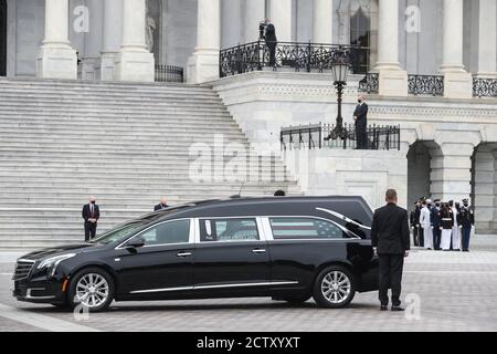 Washington, Stati Uniti. 25 Settembre 2020. Il cofanetto con bandiera che porta giustizia Ruth Bader Ginsburg, morto il 18 settembre, portato da una guardia militare d'onore dei servizi congiunti, arriva sul fronte Est del Campidoglio degli Stati Uniti per mentire in stato venerdì 25 settembre 2020 a Washington, DC.(Photo by Oliver Contreras/SIPA USA) Credit: Sipa USA/Alamy Live News Foto Stock