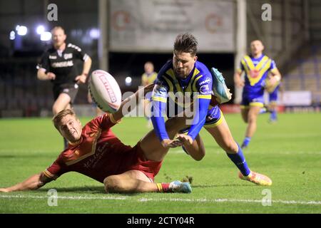 Il Warmington Wolves Gareth Widdop (a destra) viene fermato da Tom Davies dei Catalans Dragons durante la partita della Betfred Super League allo stadio Halliwell Jones di Warrington. Foto Stock