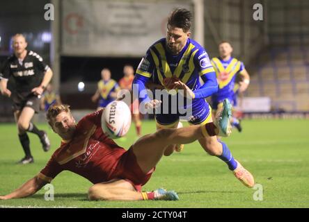 Il Warmington Wolves Gareth Widdop (a destra) viene fermato da Tom Davies dei Catalans Dragons durante la partita della Betfred Super League allo stadio Halliwell Jones di Warrington. Foto Stock