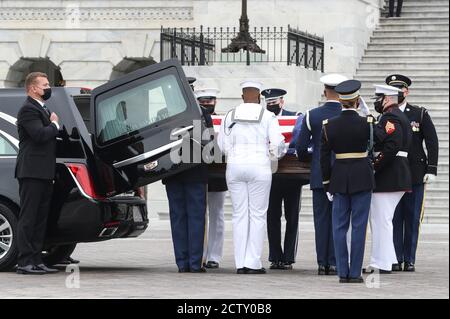 Washington, Stati Uniti. 25 Settembre 2020. Il cofanetto con bandiera che porta giustizia Ruth Bader Ginsburg, morto il 18 settembre, portato da una guardia militare d'onore dei servizi congiunti, arriva sul fronte Est del Campidoglio degli Stati Uniti per mentire in stato venerdì 25 settembre 2020 a Washington, DC.(Photo by Oliver Contreras/SIPA USA) Credit: Sipa USA/Alamy Live News Foto Stock