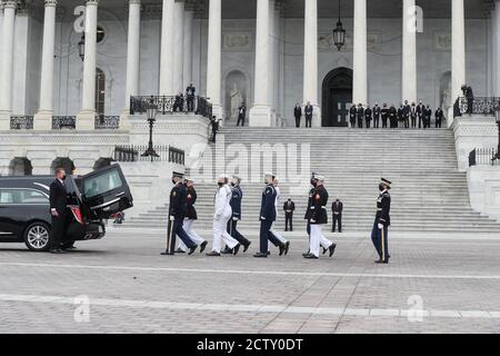 Washington, Stati Uniti. 25 Settembre 2020. Il cofanetto con bandiera che porta giustizia Ruth Bader Ginsburg, morto il 18 settembre, portato da una guardia militare d'onore dei servizi congiunti, arriva sul fronte Est del Campidoglio degli Stati Uniti per mentire in stato venerdì 25 settembre 2020 a Washington, DC.(Photo by Oliver Contreras/SIPA USA) Credit: Sipa USA/Alamy Live News Foto Stock