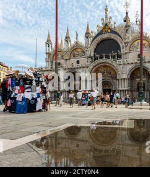 Venezia si riflette in un laghetto d'acqua dopo la pioggia Foto Stock