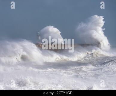 Onde tempeste che si infrangono sul braccio portuale e sul faro di Newhaven, East Sussex, UK Foto Stock