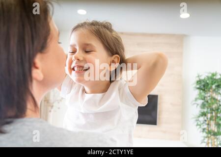 Felice famiglia amorevole. Madre e figlia bambino ragazza giocando e abbracciando Foto Stock