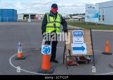 Blackbushe Airport, Hampshire, Regno Unito. 25 settembre 2020. La zona di NHS Surrey Heath ha cominciato a fornire i jab liberi dell'influenza (vaccinazioni dell'influenza) a partire dal gruppo degli anni '70. Queste attività vengono svolte presso una struttura esterna che attraversa l'aeroporto di Blackbushe, appena oltre il confine dell'Hampshire. Si spera che l'aumento del programma di vaccinazione antinfluenzale di quest'anno contribuisca a ridurre la pressione sul NHS e sul personale di assistenza sociale che può essere a trattare con coronavirus covid-19. Foto Stock