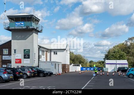 Blackbushe Airport, Hampshire, Regno Unito. 25 settembre 2020. La zona di NHS Surrey Heath ha cominciato a fornire i jab liberi dell'influenza (vaccinazioni dell'influenza) a partire dal gruppo degli anni '70. Queste attività vengono svolte presso una struttura esterna che attraversa l'aeroporto di Blackbushe, appena oltre il confine dell'Hampshire. Si spera che l'aumento del programma di vaccinazione antinfluenzale di quest'anno contribuisca a ridurre la pressione sul NHS e sul personale di assistenza sociale che può essere a trattare con coronavirus covid-19. Foto Stock