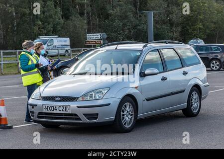 Blackbushe Airport, Hampshire, Regno Unito. 25 settembre 2020. La zona di NHS Surrey Heath ha cominciato a fornire i jab liberi dell'influenza (vaccinazioni dell'influenza) a partire dal gruppo degli anni '70. Queste attività vengono svolte presso una struttura esterna che attraversa l'aeroporto di Blackbushe, appena oltre il confine dell'Hampshire. Si spera che l'aumento del programma di vaccinazione antinfluenzale di quest'anno contribuisca a ridurre la pressione sul NHS e sul personale di assistenza sociale che può essere a trattare con coronavirus covid-19. Foto Stock