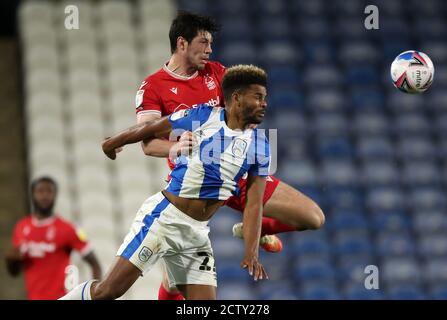 Scott McKenna della Foresta di Nottingham (a sinistra) e il Fraizer Campbell di Huddersfield Town si sfidano per un titolo durante la partita del campionato Sky Bet allo stadio John Smith di Huddersfield. Data immagine: Venerdì 25 settembre 2020. Guarda la storia della PA DI CALCIO Huddersfield. Il credito fotografico dovrebbe essere: Nick Potts/PA Wire. Nessun utilizzo con audio, video, dati, elenchi di apparecchi, logo di club/campionato o servizi "live" non autorizzati. L'uso in-match online è limitato a 120 immagini, senza emulazione video. Nessun utilizzo nelle scommesse, nei giochi o nelle pubblicazioni di singoli club/campionati/giocatori. Foto Stock