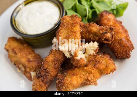 Crocchette di granchio fritte fatte con carne marrone e bianca del granchio bruno, Cancer pagurus. Servito con razzo e un dragoncello e maionese al limone Foto Stock