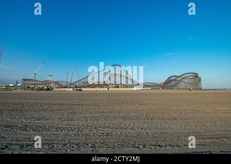 Un grande montagne russe di legno su un molo presso il Passerella nel Wildwood, New Jersey Foto Stock