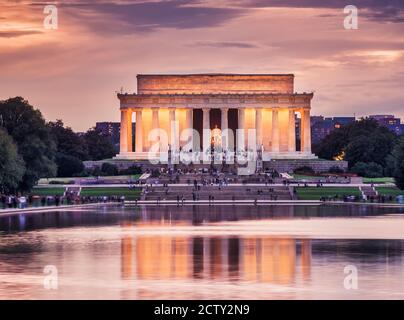 Lincoln Memorial, a Washington D.C, USA. Paesaggio di nightfall con riflessi in acqua e luci nel monumento Foto Stock