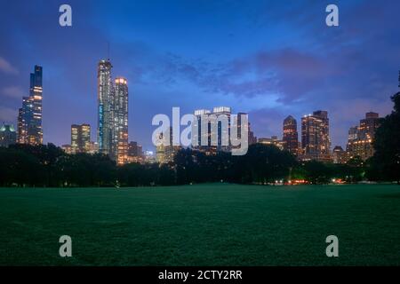 Immagine notturna dei grattacieli di Manhattan dal prato del Central Park A New York di notte Foto Stock