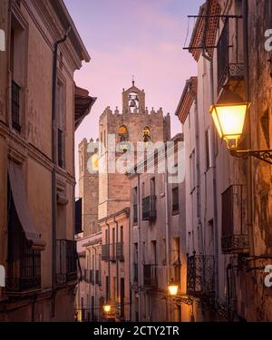 Architettura storica delle strade e della torre della cattedrale romanica della città di Siguenza, Guadalajara, Spagna, al tramonto Foto Stock