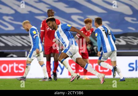 Il Fraizer Campbell (centro) di Huddersfield Town celebra il primo gol della partita durante la partita del campionato Sky Bet allo stadio John Smith, Huddersfield. Data immagine: Venerdì 25 settembre 2020. Guarda la storia della PA DI CALCIO Huddersfield. Il credito fotografico dovrebbe essere: Nick Potts/PA Wire. Nessun utilizzo con audio, video, dati, elenchi di apparecchi, logo di club/campionato o servizi "live" non autorizzati. L'uso in-match online è limitato a 120 immagini, senza emulazione video. Nessun utilizzo nelle scommesse, nei giochi o nelle pubblicazioni di singoli club/campionati/giocatori. Foto Stock