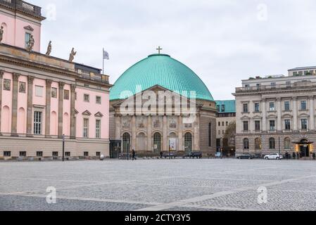 Cattedrale di Sant'Edvige con tetto verde a Babelplatz - Unter den Linden, Berlino Germania Foto Stock