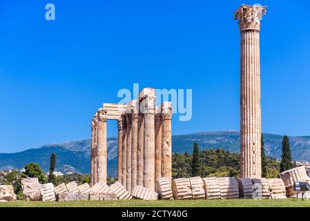 Tempio di Zeus, maestose rovine greche antiche ad Atene, Grecia. E' una famosa attrazione turistica di Atene. Grandi colonne di Zeus Olimpio edificio su blu Foto Stock